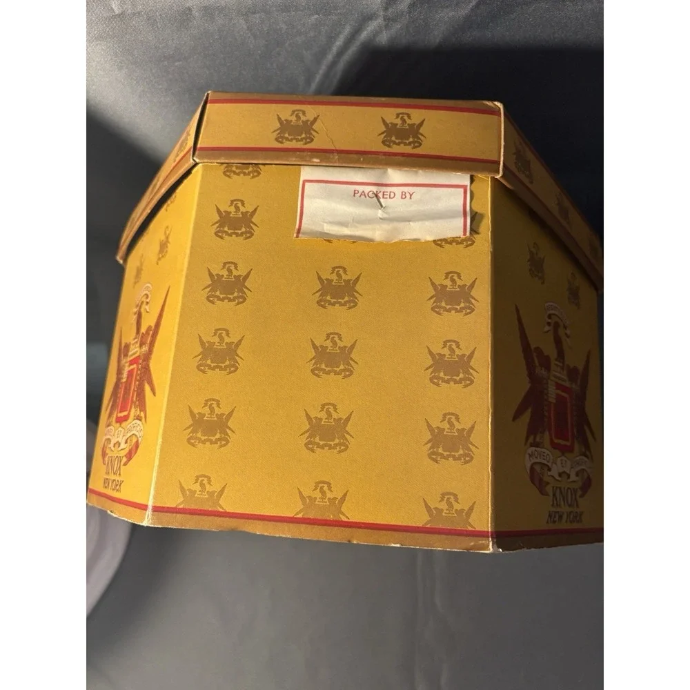 Vintage Knox NY Octagonal Hat Box Gold Crest Moveo et Proficio 1940's/50's AS IS